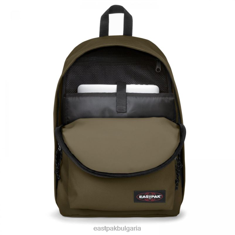 раници Eastpak DRXPX127 извън офиса армейска маслина